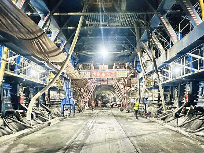 【西十高铁陕西段天竺山三号隧道贯通】5月8日,随着最后一次爆破作业